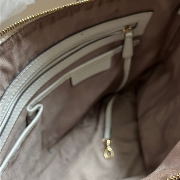 Michael Kors Cream Tote Bag with Gold Accents preowned - Picture 7 of 10